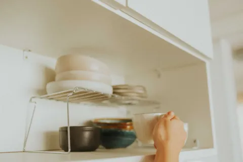 Cara menata ruang penyimpanan rumah agar lebih rapi dan terorganisir
