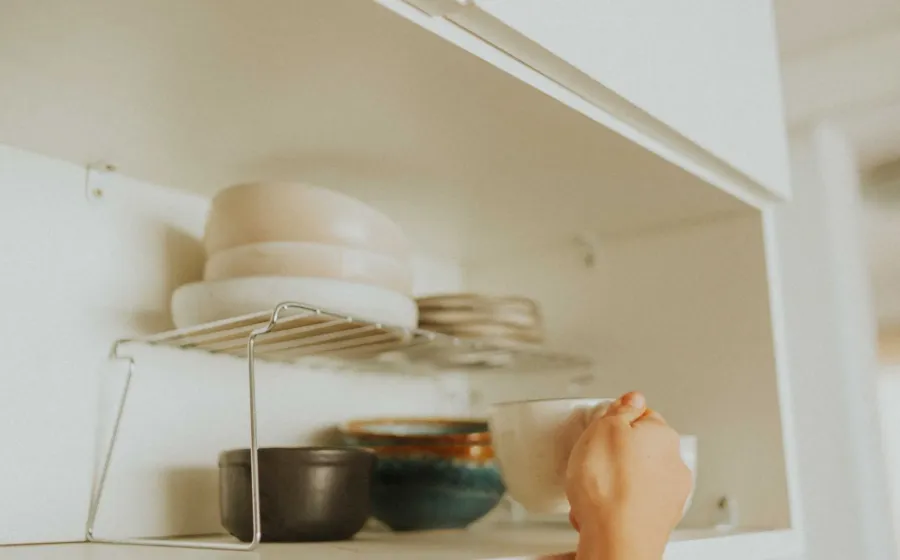 Cara menata ruang penyimpanan rumah agar lebih rapi dan terorganisir