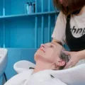 Perawatan rambut berminyak dengan metode pencucian kulit kepala yang benar agar bebas lepek dan bervolume