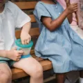 Ide camilan sehat anak sekolah berwujud sate buah segar dan kudapan bernutrisi di kotak bekal