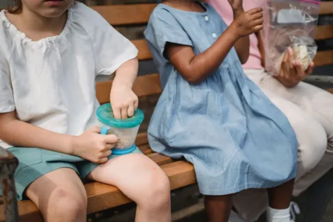 Ide camilan sehat anak sekolah berwujud sate buah segar dan kudapan bernutrisi di kotak bekal
