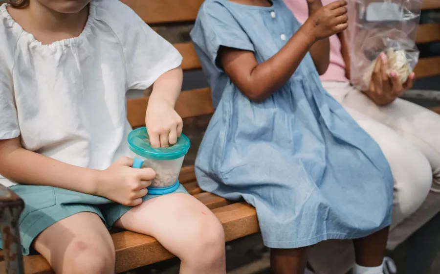 Ide camilan sehat anak sekolah berwujud sate buah segar dan kudapan bernutrisi di kotak bekal