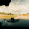 Pengemudi menerapkan tips berkendara jarak jauh dengan aman di jalan tol
