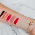 Ilustrasi tips memilih lipstik sesuai warna kulit dan undertone wajah