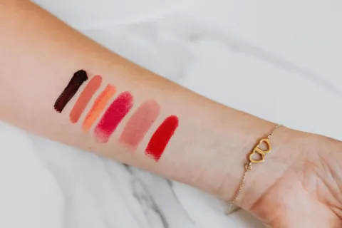 Ilustrasi tips memilih lipstik sesuai warna kulit dan undertone wajah