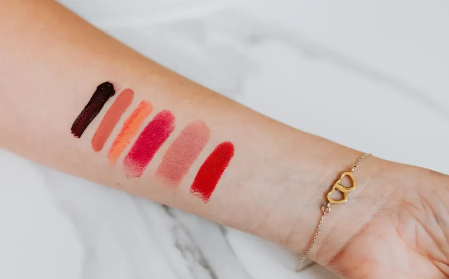 Ilustrasi tips memilih lipstik sesuai warna kulit dan undertone wajah