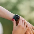 Seseorang sedang memilih smartwatch di toko elektronik sesuai kebutuhan aktivitas harian