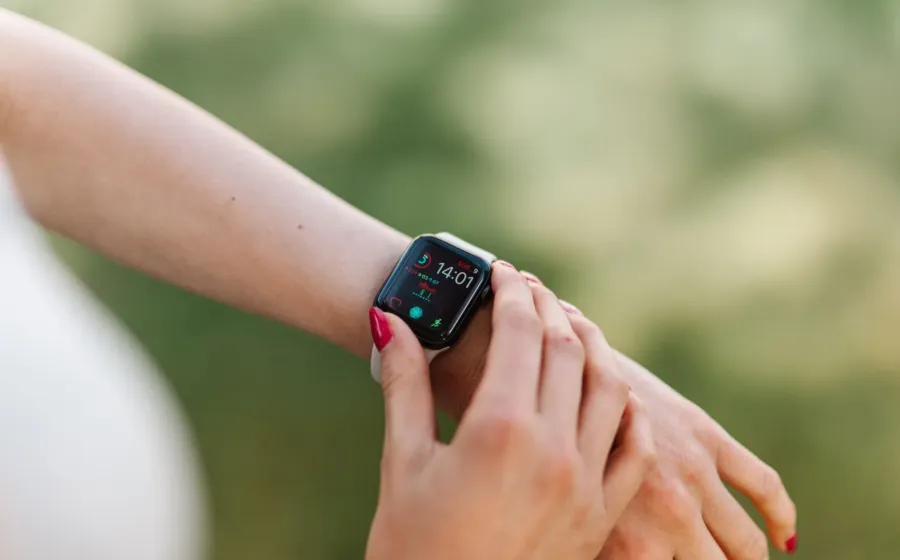 Seseorang sedang memilih smartwatch di toko elektronik sesuai kebutuhan aktivitas harian
