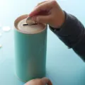 Orang tua sedang mengajarkan anak tentang uang dan menabung dengan celengan