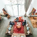 Tata letak furniture ruang tamu minimalis yang rapi dan lapang di rumah tipe 36