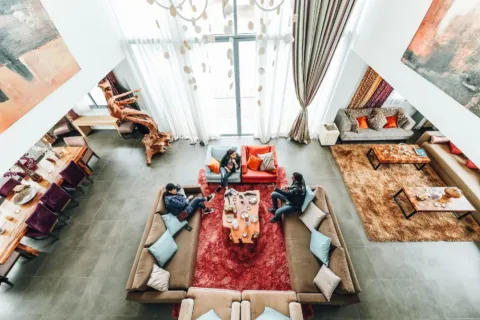Tata letak furniture ruang tamu minimalis yang rapi dan lapang di rumah tipe 36