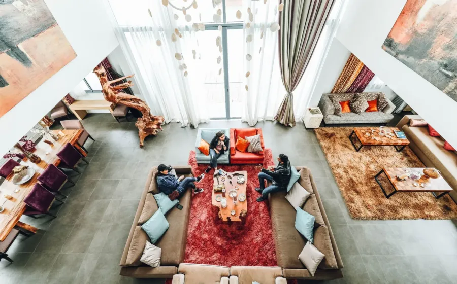 Tata letak furniture ruang tamu minimalis yang rapi dan lapang di rumah tipe 36