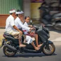Wisatawan sedang menikmati liburan dengan aman untuk menghindari penipuan saat berwisata di Bali