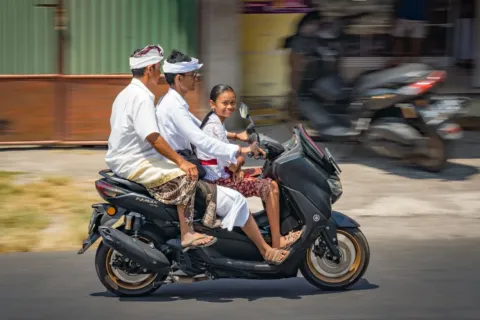Wisatawan sedang menikmati liburan dengan aman untuk menghindari penipuan saat berwisata di Bali