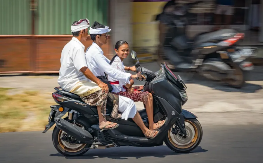 Wisatawan sedang menikmati liburan dengan aman untuk menghindari penipuan saat berwisata di Bali