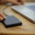Seseorang sedang mempraktikkan cara backup data hp dengan mudah ke laptop menggunakan kabel usb