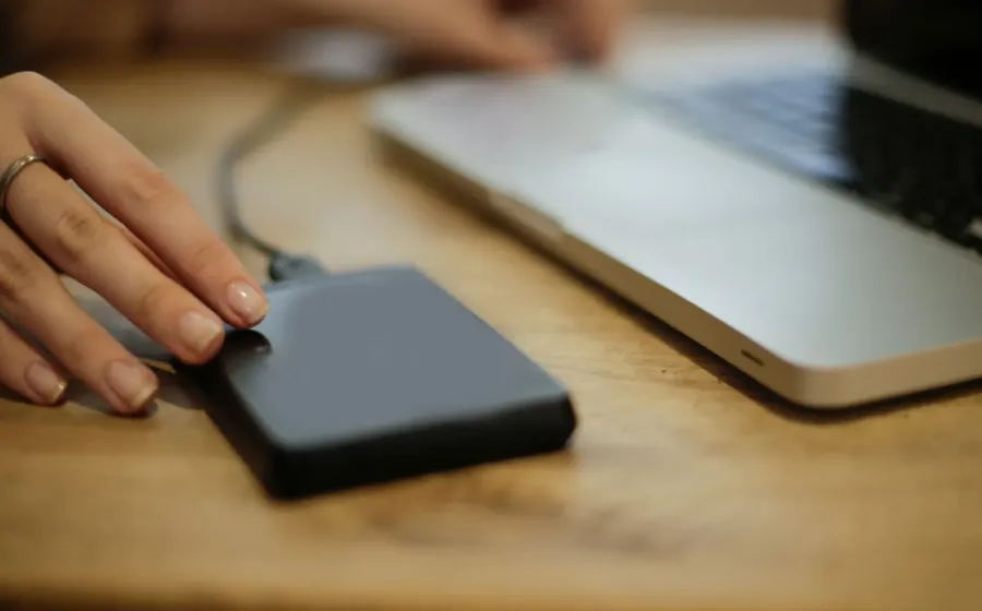 Seseorang sedang mempraktikkan cara backup data hp dengan mudah ke laptop menggunakan kabel usb