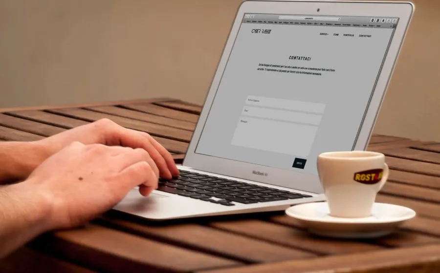 Pengusaha sedang menerapkan cara membuat website bisnis sendiri melalui laptop di meja kerja