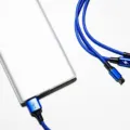 Tangan sedang menancapkan kabel charger ke port USB ponsel yang tidak bisa charge