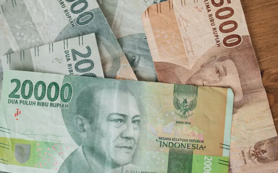 Ilustrasi perencanaan keuangan dengan cara mengatur budget liburan bulanan menggunakan aplikasi bank digital