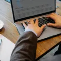 Pengusaha sedang mengecek dokumen legalitas dan cara mengurus izin usaha UMKM lewat laptop
