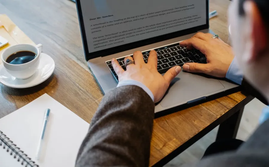 Pengusaha sedang mengecek dokumen legalitas dan cara mengurus izin usaha UMKM lewat laptop
