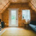 Penataan ruang tamu minimalis dan terang pada ide desain rumah subsidi yang nyaman
