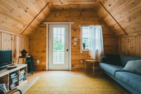Penataan ruang tamu minimalis dan terang pada ide desain rumah subsidi yang nyaman