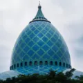 Kubah hijau megah Masjid Al-Akbar Surabaya sebagai salah satu ide destinasi wisata religi