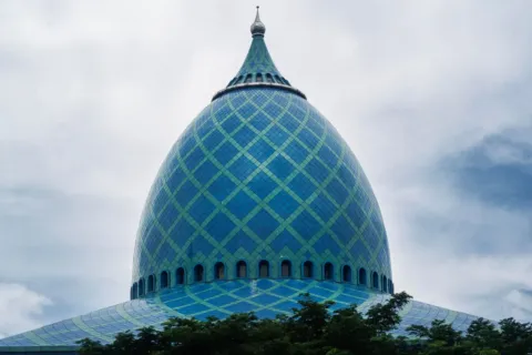 Kubah hijau megah Masjid Al-Akbar Surabaya sebagai salah satu ide destinasi wisata religi