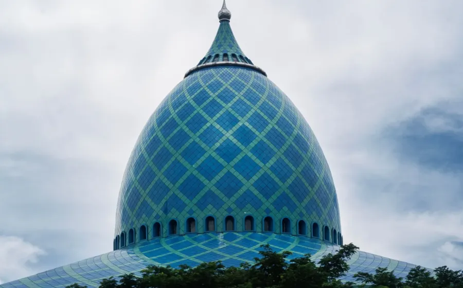 Kubah hijau megah Masjid Al-Akbar Surabaya sebagai salah satu ide destinasi wisata religi