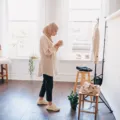 Padu padan ide outfit untuk konten media sosial dengan blazer dan kaos polos di studio rumah