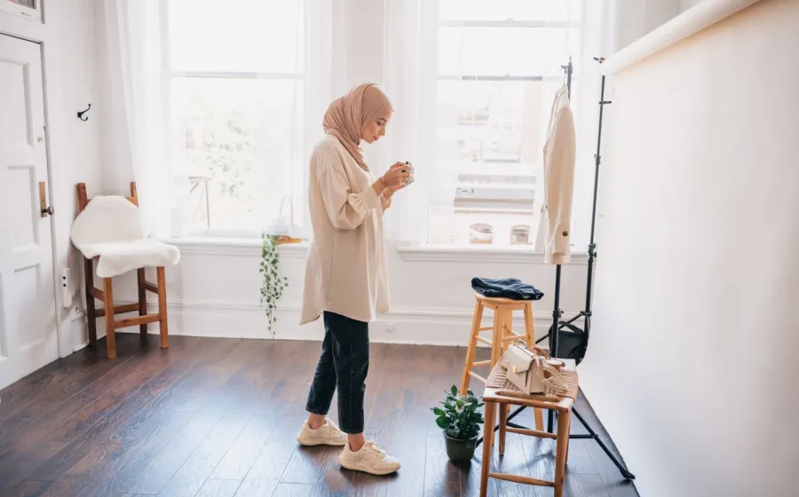 Padu padan ide outfit untuk konten media sosial dengan blazer dan kaos polos di studio rumah