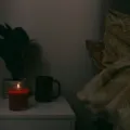 Suasana kamar tidur malam hari dengan lampu temaram hangat untuk mendukung ide pola tidur yang berkualitas