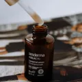 Seorang wanita mengoleskan serum wajah untuk merawat kulit usia 30-an agar tetap kenyal dan lembap