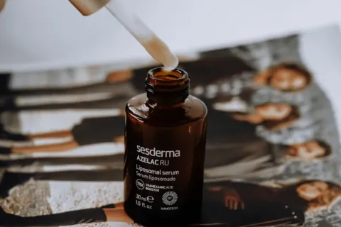 Seorang wanita mengoleskan serum wajah untuk merawat kulit usia 30-an agar tetap kenyal dan lembap