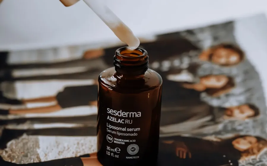 Seorang wanita mengoleskan serum wajah untuk merawat kulit usia 30-an agar tetap kenyal dan lembap