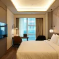Suasana santai kamar hotel budget untuk ide staycation hemat di kota sendiri
