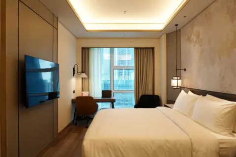 Suasana santai kamar hotel budget untuk ide staycation hemat di kota sendiri