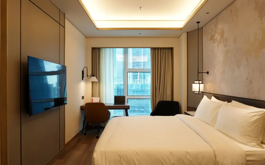Suasana santai kamar hotel budget untuk ide staycation hemat di kota sendiri