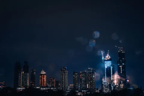 Suasana gemerlap lampu gedung pencakar langit dan lalu lintas malam di kawasan Sudirman Jakarta
