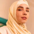 Pilihan tekstur bahan hijab yang nyaman dan dingin untuk aktivitas harian