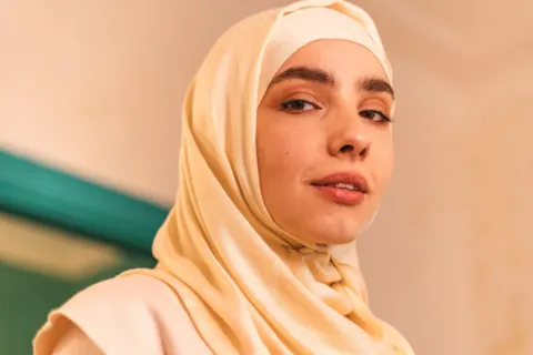 Pilihan tekstur bahan hijab yang nyaman dan dingin untuk aktivitas harian