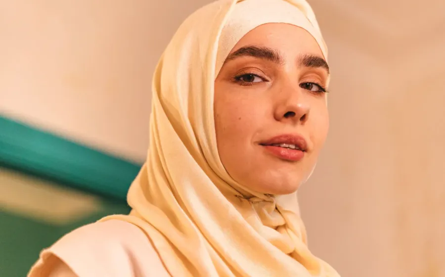 Pilihan tekstur bahan hijab yang nyaman dan dingin untuk aktivitas harian