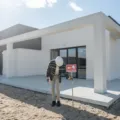 Calon pembeli memeriksa maket proyek perumahan bersama tenaga pemasar saat mencari developer perumahan terpercaya