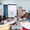 Pendiri startup sedang berdiskusi mengenai tips memilih investor untuk startup bersama calon pemodal