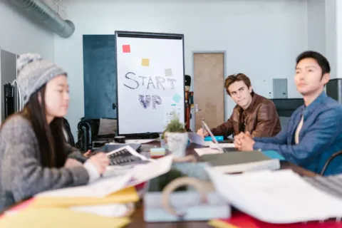 Pendiri startup sedang berdiskusi mengenai tips memilih investor untuk startup bersama calon pemodal