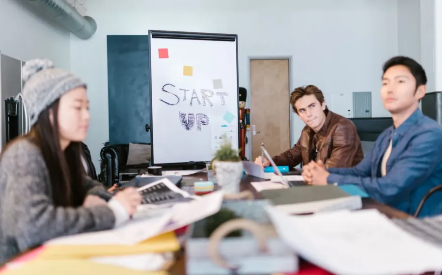 Pendiri startup sedang berdiskusi mengenai tips memilih investor untuk startup bersama calon pemodal