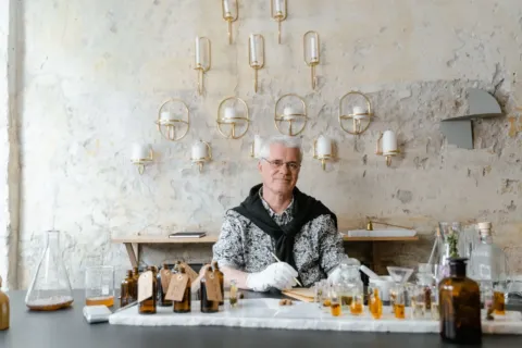 Botol parfum kaca dan semprotan sampel untuk panduan tips memilih parfum sesuai kepribadian