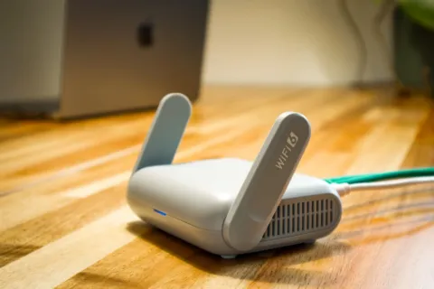Memilih router wifi terbaik untuk dipasang di meja ruang tamu rumah nirkabel fungsional